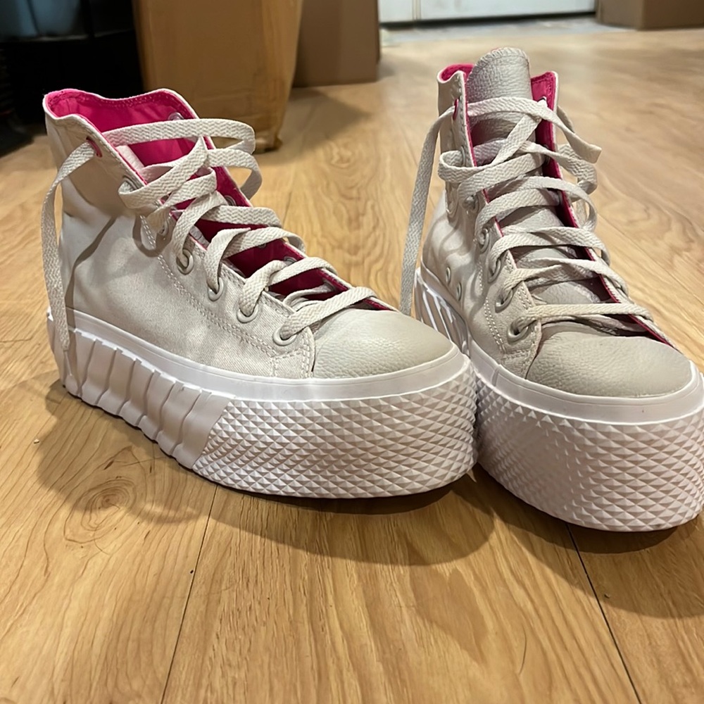 Converse all star, high top, platform, size 9, cream color, pink inside